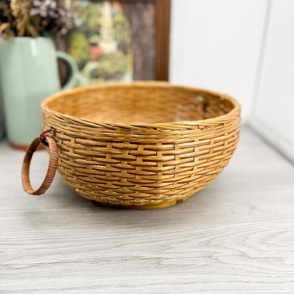 Vintage Handwoven Wicker Basket:‎ Farmhouse Decor